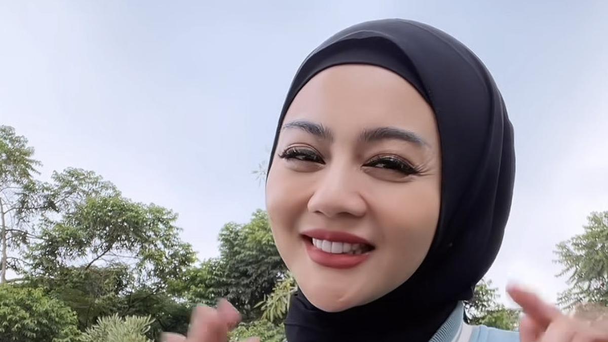 Jenita Janet Bagi-Bagikan Emas Batangan Kepada Keluarga Saat Merayakan ...