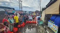 Banjir yang melanda Kota Manado sejak 27 Januari 2023 menyebabkan ratusan rumah terendam air dan berdampak pada masyarakat sekitar. BRI melalui aktivitas Corporate Social Responsibility (CSR) BRI Peduli dengan cepat tanggap melakukan penyaluran bantuan tanggap bencana bagi warga terdampak. (Dok. BRI)