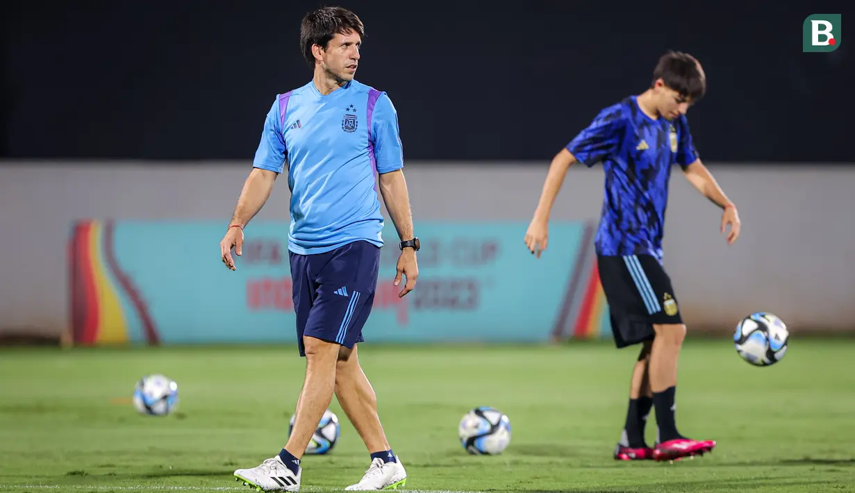 <p>Pelatih kepala Timnas Argentina U-17, Diego Placente saat memimpin latihan resmi menjelang laga perempat final Piala Dunia U-17 2023 melawan Timnas Brasil U-17 di Lapangan Banteng, Jakarta, Kamis (23/11/2023). (Bola.com/Bagaskara Lazuardi)</p>