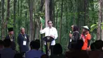 Presiden Joko Widodo berdialog dengan petani saat penyaluran Izin Pemanfaatan Hutan Perhutanan Sosial (IPHPS) di Tuban, Jawa Timur, Jumat (9/3). (Liputan6.com/Angga Yuniar)