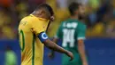 Penyerang Brasil, Neymar menutup mukanya dengan Jersey usai pertandingan melawan Irak di cabang olahraga sepakbola putra Olimpiade Rio de Janeiro 2016 di Stadion Mane Garrincha, Senin (8/8). Irak menahan imbang Brasil 0-0. (REUTERS/Ueslei Marcelino)