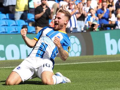 Liverpool dikabarkan tengah meminati gelandang asal Argentina yang tampil impresif bersama Brighton and Hove Albion musim ini, Alexis Mac Allister. Jika kesampaian mendatangkannya pada musim depan, ia akan jadi pemain ke-6 Argentina yang didatangkan The Reds dalam hampir dua dekade terakhir. Berikut ini daftar 5 pemain Argentina yang sebelumnya pernah memperkuat Liverpool dalam hampir 20 tahun terakhir. (AFP/Adrian Dennis)
