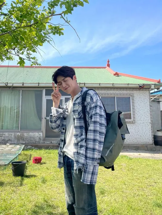 Selain comeback dengan drama ‘Haesi’s Shinru’ , Kim Seon Ho akan tampil juga dalam sebuah film karya sutradara The Witch, Park Hoon Jung. Aktor yang sering tampil ala softboy ini akan muncul dalam film Tyrant karya sutradara ternama Korea Selatan tersebut. (Instagram/@seonho__kim)