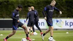 Pemain Timnas Belanda, Owen Wijndal dan Perr Schuurs, menggiring bola saat sesi latihan jelang laga UEFA Nations League di Zeist, Belanda, Selasa (1/9/2020). Belanda akan berhadapan dengan Polandia. (Photo by Koen van Weel / ANP / AFP)