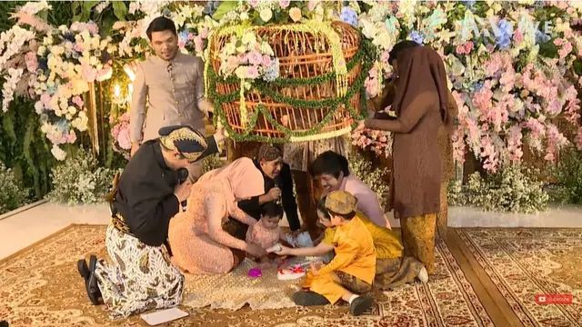 8 Momen Tedak Siten Ameena Anak Atta dan Aurel Hermansyah, Kental Adat Jawa