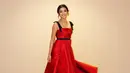 Cantiknya Glenca dibalut dress merah bertali hitam. Dress ini membalut tubuhnya dengan amat baik. [Foto: Instagram/glencachysaraofficial]