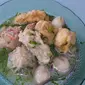 Beberapa baso, pangsit dan baso aci tercampur dengan lengkap dalam satu mangkuk baso cuanki (Liputan6.com/Jayadi Supriadin)