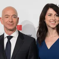 Jeff Bezos dan MacKenzie di event Axel Springer Award 2018, Berlin, Jerman, 24 April 2018. (JORG CARSTENSEN / DPA / AFP)