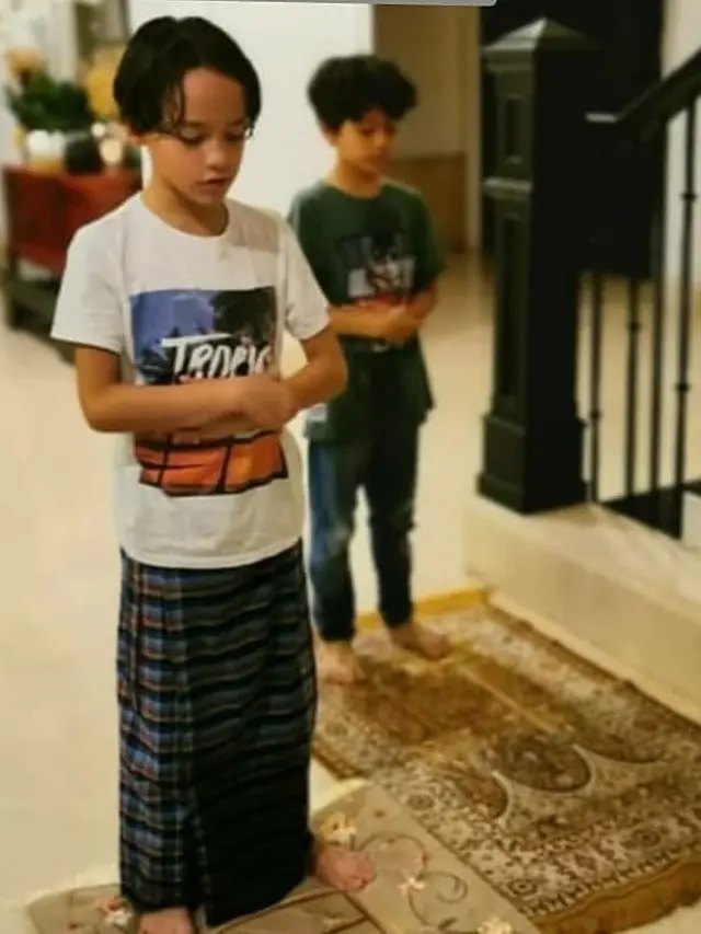 5 Potret Noah Sinclair Belajar Ngaji Online Saat Pandemi, Tuai Pujian