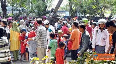 Citizen6, Jawa Timur: Usai pelaksanaan Upacara kemerdekaan RI, hal ini dimanfaatkan oleh warga masyarakat untuk melihat-lihat dan berfoto dengan Meriam 105 MM serta pengawaknya terutama anak-anak. (Pengirim: Budi Abdillah)