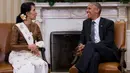 Keakraban pemimpin Myanmar Aung San Suu Kyi dengan Presiden AS, Barack Obama dalam pertemuan bilateral di Gedung Putih, Rabu (14/9). Suu Kyi  dan Obama membahas soal upaya membantu investasi dan transisi demokrasi Myanmar.  (Jim Watson/AFP)