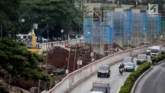 Kendaraan melintas disamping pembangunan proyek kereta ringan LRT di Jalan HR Rasuna Said, Kuningan, Jakarta, Rabu (20/12). Proyek yang saat ini dalam proses pemasangan tiang tersebut ditargetkan selesai Desember 2018. (Liputan6.com/Faizal Fanani)