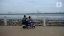 Warga menaiki skuter listrik saat menikmati sore di Pulau Maju, Jakarta, Sabtu (26/2/2022). Sejak di resmikan oleh Gubernur DKI  Pulau Maju kini ramai di kunjungi warga Jakarta dan sekitarnya untuk sekedar berolahraga, jalan santai bersama keluarga, berlibur di akhir pekan. (merdeka.com/Imam Buhori)