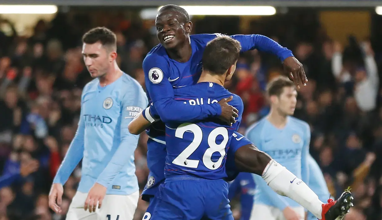 Gelandang Chelsea, N'Golo Kante, merayakan gol yang dicetaknya ke gawang Manchester City pada laga Premier League di Stadion Stamford Bridge, London, Minggu (9/12). Chelsea menang 2-0 atas City. (AFP/Ian Kington)
