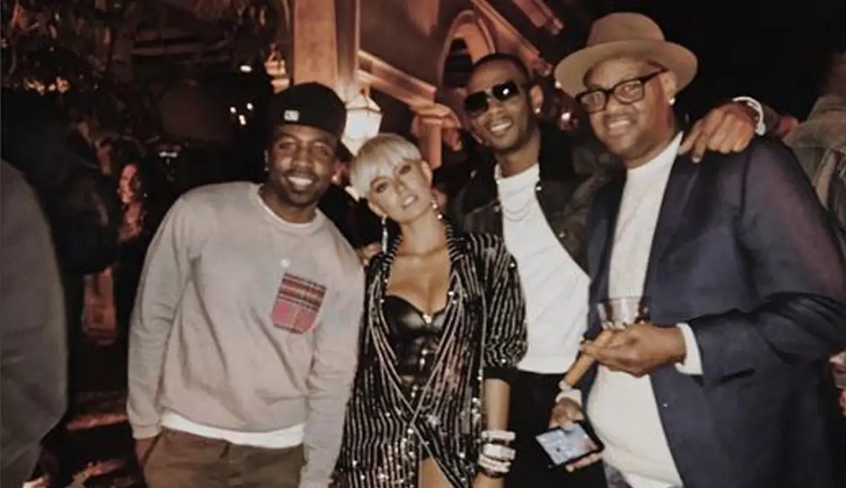Penyanyi Agnez Mo berpose bersama sejumlah pria kulit hitam di acara ulang tahun DJ Khaled di Los Angeles, 2 Desember 2017. Sebelumnya, Agnez Mo menjadi salah satu tamu di ajang musik American Music Awards 2017, belum lama ini. (instagram.com/agnezm)