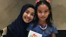 Bella dan Engku Aleesya untuk pertama kalinya dipertemukan pada bulan Juli 2017 lalu. Seperti caption yang dituliskan Emran pada foto ini, “Kuala Lumpur 15/7/2017. Bella meets Aleesya for the very first time. #happytears”. (Instagram/iamkumbre)