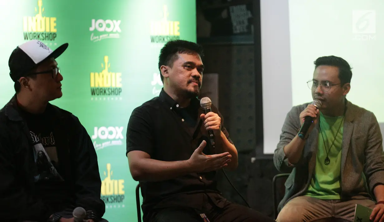 GM Content Department of Tencent Indonesia Girindra prabowo Okky (tengah) memberikan keterangan dalam konferensi pers Joox Indie Workshop Roadshow di Jakarta, Rabu (25/4). (Liputan6.com/Faizal Fanani)