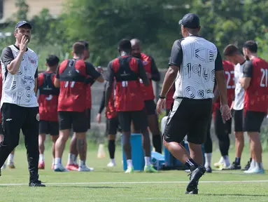 Pelatih Persija, Mauricio Souza, memimpin sesi latihan Persija Jakarta di Nirwana Park, Sawangan, Depok. (Bola.com/M Iqbal Ichsan)