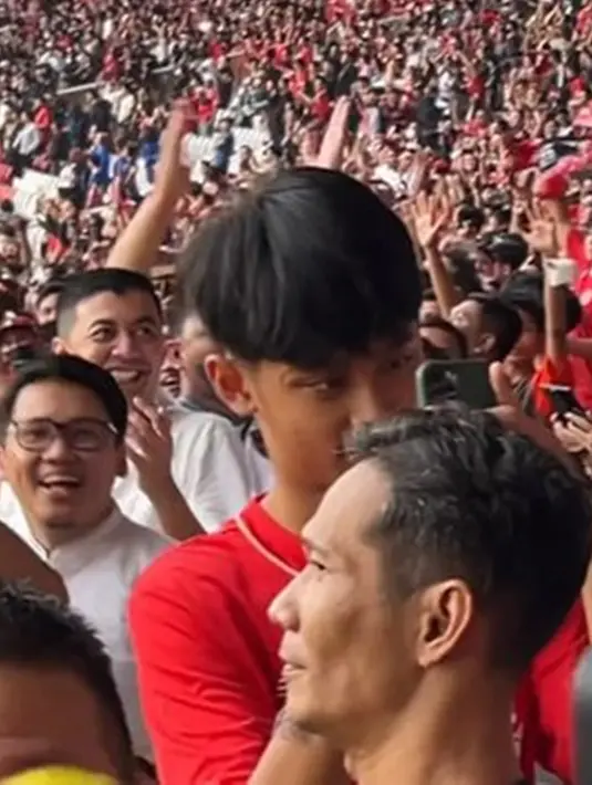 Terlihat Dhofin Maulana Jamil begitu senang saat tercipta gol bagi Indonesia. Dhofin yang telah kembali ke tribun penonton mendokumentasikan kegembiraan para penonton.(Liputan6.com/IG/@ibnujamilo)