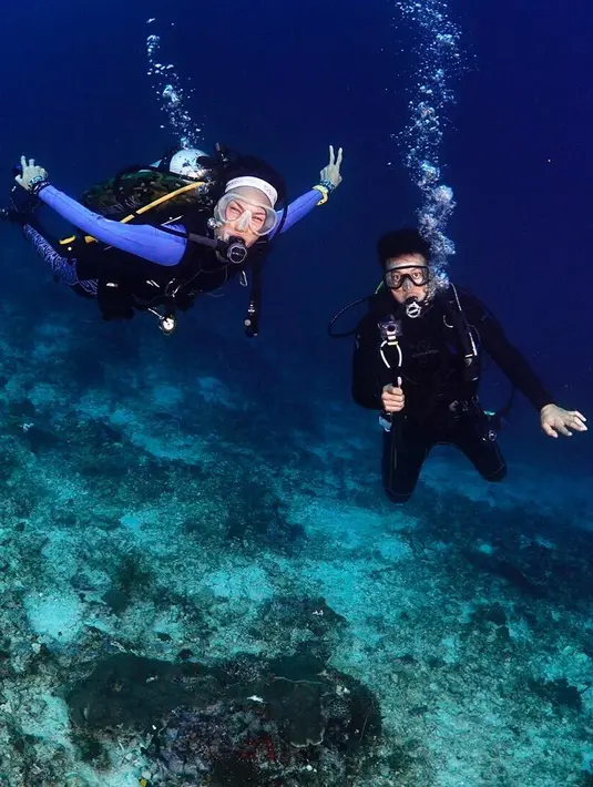 Seperti banyak diberitakan sebelumnya, Nadine Chandrawinata dikabarkan menjalin hubungan dengan Dimas Anggara sejak tahun 2016 silam. Keduanya enggan menjelaskan hubungannya. (Instagram/dimsanggara)