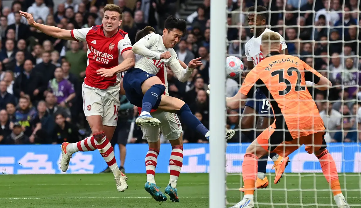 Sebelumnya, ia juga berkontribusi atas gol pertama yang dicetak oleh Harry Kane dari titik putih usai dirinya dilanggar oleh Rob Holding di kotak penalti dan berakhir dengan kartu merah. (AFP/Glyn Kirk)