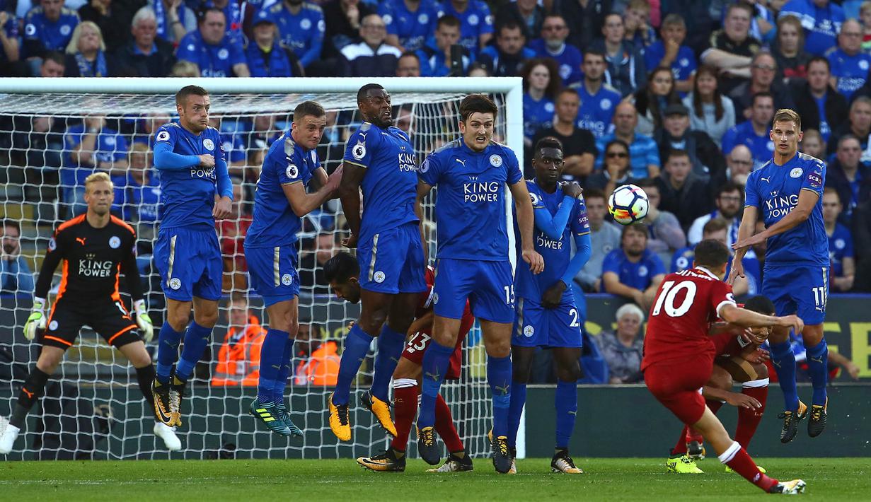 Proses terjadinya gol yang dicetak gelandang Liverpool, Philippe Coutinho, ke gawang Leicester pada laga Premier League di Stadion King Power, Leicester, Sabtu (23/9/2017). Leicester kalah 2-3 dari Liverpool. (AFP/Geoff Caddick)