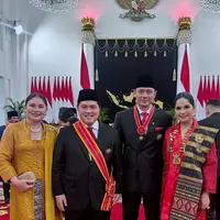 Mulai dari Annisa Pohan hingga Elizabeth Tjandra, berikut gaya kebaya para istri menteri dampingi suami terima tanda kehormatan dari Presiden Jokowi di Istana Negara. [@annisayudhoyono].