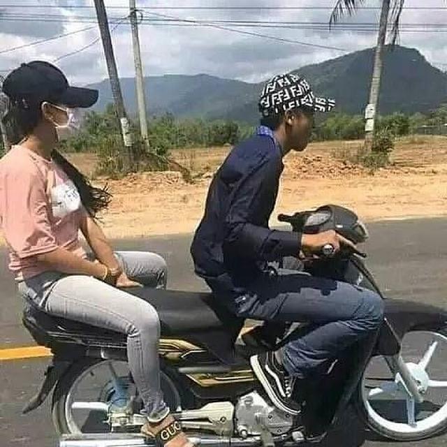 6 Pose Orang Kendarai Motor Ini Nyeleneh, Santai Banget Enggak Takut Jatuh