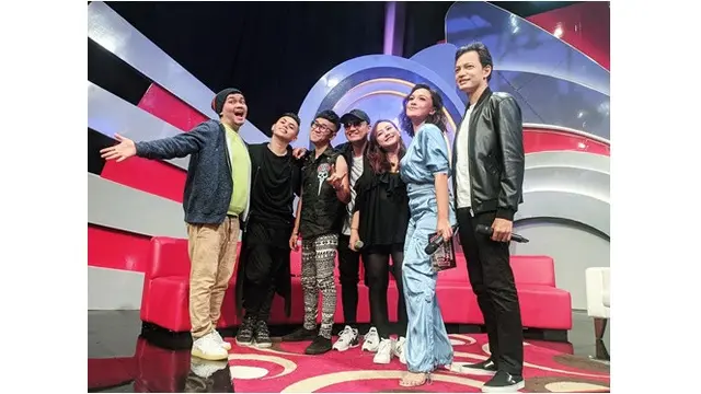 6 Potret Terbaru Aiu Ratna Vokalis Garasi yang Awet Muda, Punya Anak Kembar