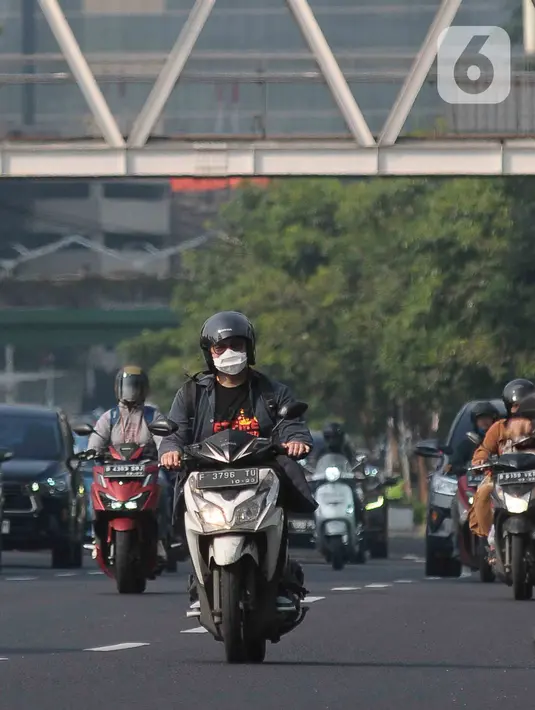 Untuk antisipasi sebaiknya kalau keluar dari ruangan tertutup menuju ruang terbuka sebaiknya menggunakan masker. (merdeka.com/Imam Buhori)