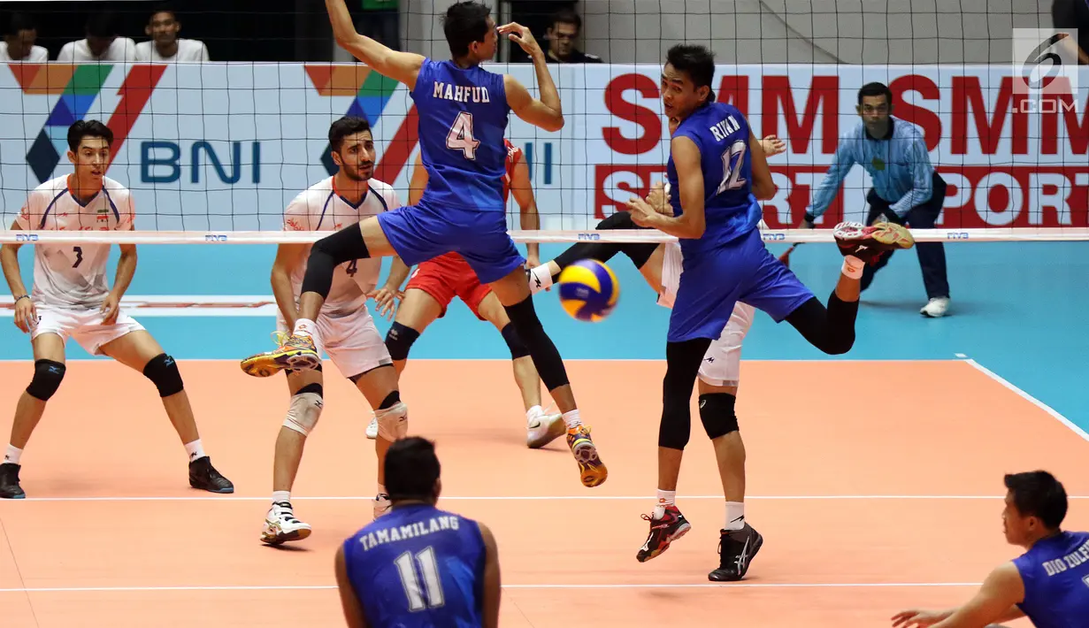 Pemain voli Indonesia, Rivan Nurmulki gagal menahan bola saat melawan Iran di Perempat Final Kejuaraan Voli Asia 2017 di GOR Tri Dharma, Gresik, Minggu (30/7). Indonesia menang 3-2 (18-25, 18-25, 25-23, 25-24, 15-11). (Liputan6.com/Helmi Fithriansyah)