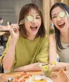 Ilustrasi sahabat yang sedang makan di sebuah restoran. (Tomwang/Depositphotos.com)