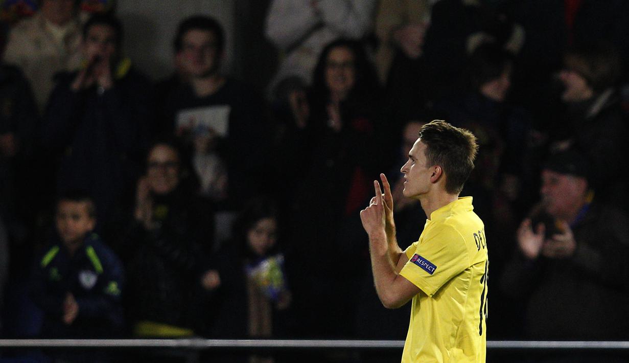 Pemain Villarreal, Denis Suarez, merayakan gol ke gawang Napoli pada laga leg pertama 32 besar Liga Europa di Stadion Camp El Madrigal, Jumat (19/2/2016) dini hari WIB. (AFP/Jose Jordan)