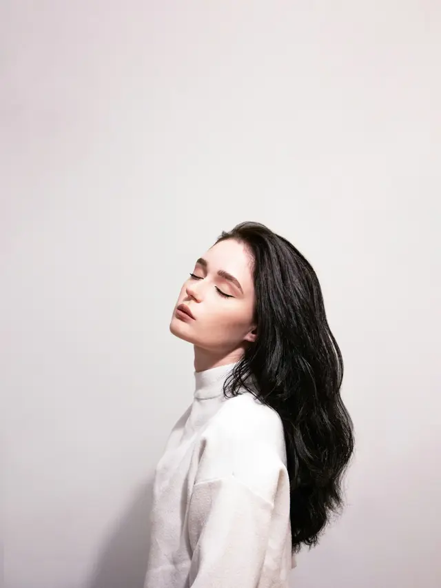 Wanita berambut hitam