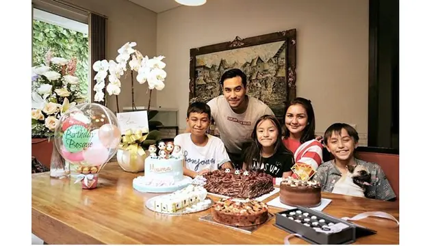 Di usianya yang ke-41 tahun, Donna mendapat kejutan dari suami dan anak-anaknya.