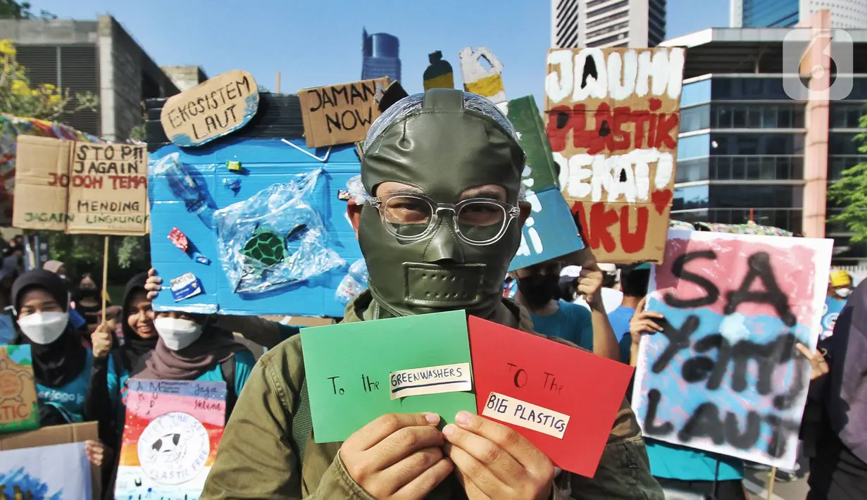 Seorang aktivis melakukan Aksi pawai bebas plastik saat Hari Bebas Kendaraan (Car Free Day) di Jakarta, Minggu (24/7/2022). Aksi tersebut mengajak masyarakat untuk peduli lingkungan dari sampah plastik kemasan atau sekali pakai yang saat ini banyak mencemari laut di Indonesia. (Liputan6.com/Angga Yuniar)