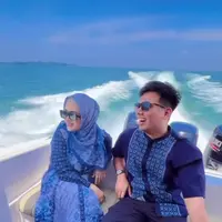Jadi model koleksi pakaian terbaru Ivan Gunawan, Nathalie dan Frans jalani pemotretan di pantai.