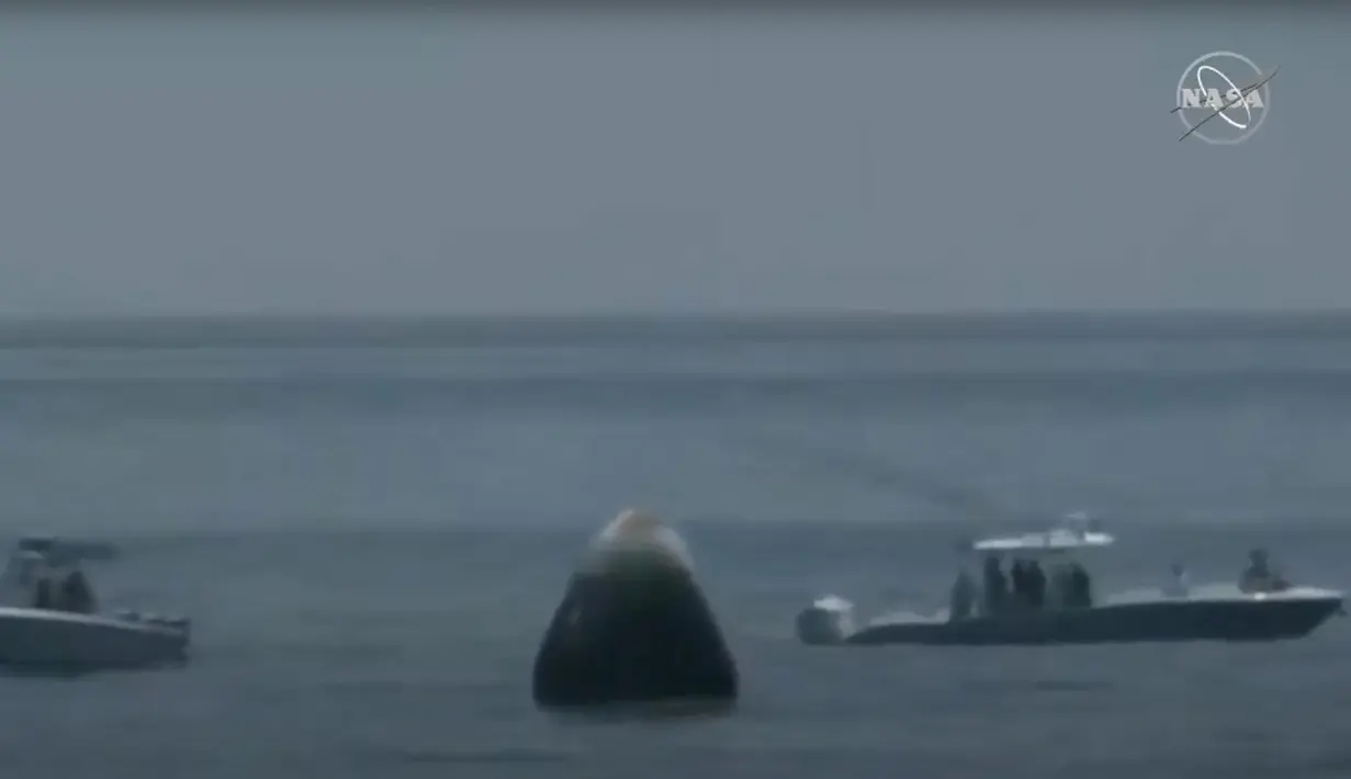 Tangkapan layar yang diambil dari NASA TV menunjukkan wahana antariksa Crew Dragon SpaceX "Endeavour" mendarat di lepas pantai Pensacola, Florida, AS (2/8/2020). Wahana antariksa "Endeavour" mendarat dengan parasut di lokasi splashdown (pendaratan ke Bumi di perairan). (Xinhua/NASA TV)
