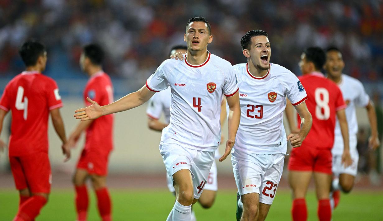 <p>Pemain Timnas Indonesia, Jay Idzes melakukan selebrasi setelah mencetak gol ke gawang Timnas Vietnam pada laga Grup F Kualifikasi Piala Dunia 2026 di My Dinh Stadium, Vietnam, Selasa (26/03/2024). (AFP)</p>