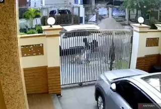 tangkapan layar CCTV saat lansia di PIK jadi korban upaya penculikan. (Antara)