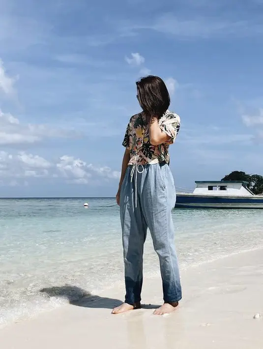 Greysia terlihat mengenakan kemeja croptop bermotif yang dipasukan dengan denim pants.