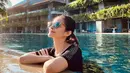 Unggahan foto di Instagram pribadi Cut Tari makin banyak diisi dengan potretnya saat liburan. Wanita 44 tahun ini terlihat menawan saat mengenakan kacamata.(Liputan6.com/IG/@cuttaryofficial).