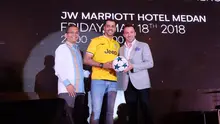 Del Piero (kanan) pada acara lelang jersey dan bola dalam rangka penggalangan dana untuk korban erupsi gunung Sinabung (Liputan6.com/Reza Efendi)