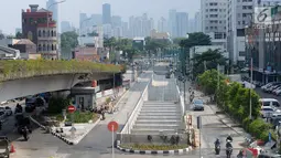 Pengendara melintas di sisi terowongan atau underpass Matraman, Jakarta, Jumat (6/4). Sempat mengalami penundaan, Pemprov DKI Jakarta berencana menguji coba lalu lintas di terowongan Matraman pada 10 April mendatang. (Liputan6.com/Helmi Fithriansyah)