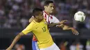 Strker Paraguay, Roque Santa Cruz, berusaha melewati gelandang Brasil, Luis Gustavo, pada kualifikasi Piala Dunia 2018 di Stadion Chaco, Paraguay, Rabu (30/3/2016). Kedua tim bermain imbang 2-2. (Reuters/Mario Valdez)