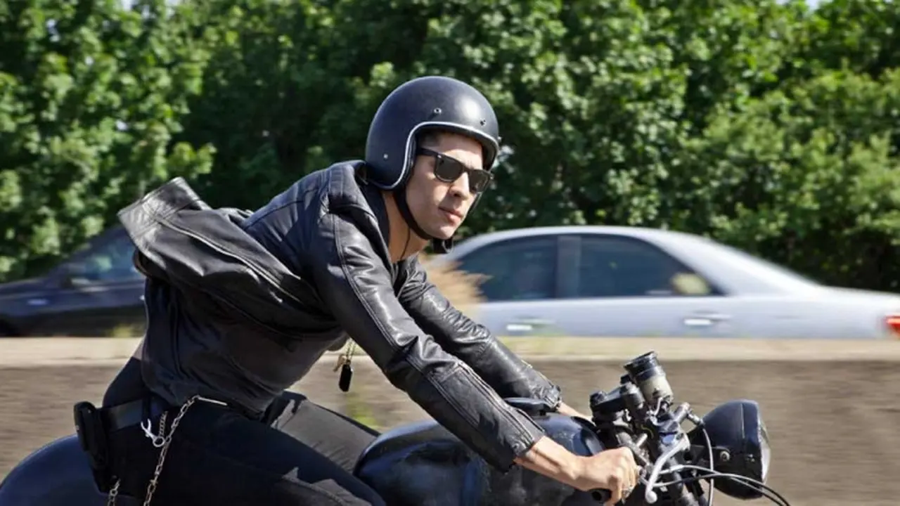 Berkendara motor dengan menggunakan kacamata hitam