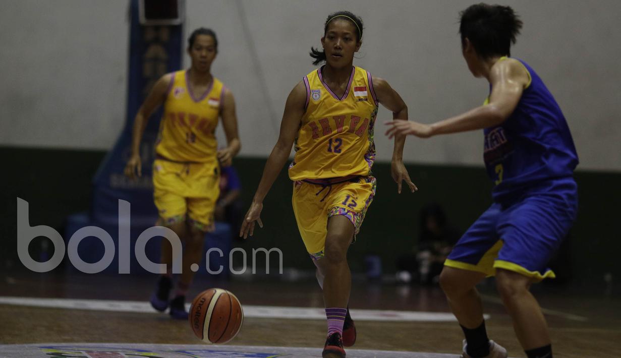 Pebasket Surabaya Fever, Sumiati, berusaha melewati pebasket Sahabat Semarang pada final Sahabat Cup 2017 di GOR Sahabat, Semarang, Sabtu (22/4/2017). Sahabat kalah 61-71 dari Fever. (Bola.com/Vitalis Yogi Trisna)