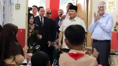 Presiden Republik Indonesia, Prabowo Subianto (kedua kanan) bersama pendiri Microsoft dan filantropis Bill Gates saat meninjau langsung pelaksanaan Program Makan Bergizi Gratis (MBG) di Sekolah Dasar Negeri (SDN) Jati 03, Jakarta, Rabu (7/5/2025). (Liputan6.com/Herman Zakharia)