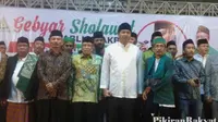 KETUA PBNU Said Aqil Siroj dan Anggota DPR RI Maruarar Sirait hadir pada Gebyar Sholawat dan Tabligh Akbar Bertema "Islam Nuasantara" di Masjid Besar Al- Muhlisin, Subang, Jawa Barat. (MIRADIN SYAHBANA/PR)