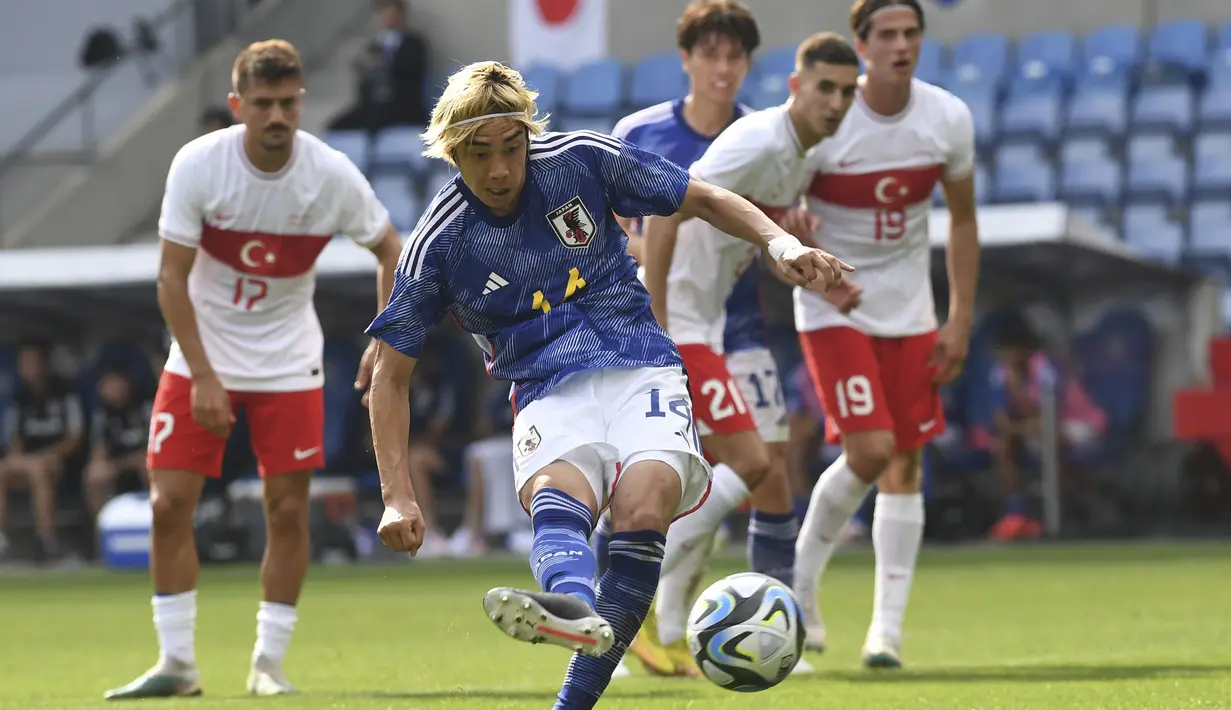 Gelandang Timnas Jepang, Junya Ito mencetak gol keempat timnya ke gawang Timnas Turki melalui eksekusi penalti pada laga persahabatan FIFA Matchday di Luminus Arena, Genk, Belgia, Selasa (12/9/2023) malam WIB. (AP Photo/Frederic Sierakowski)